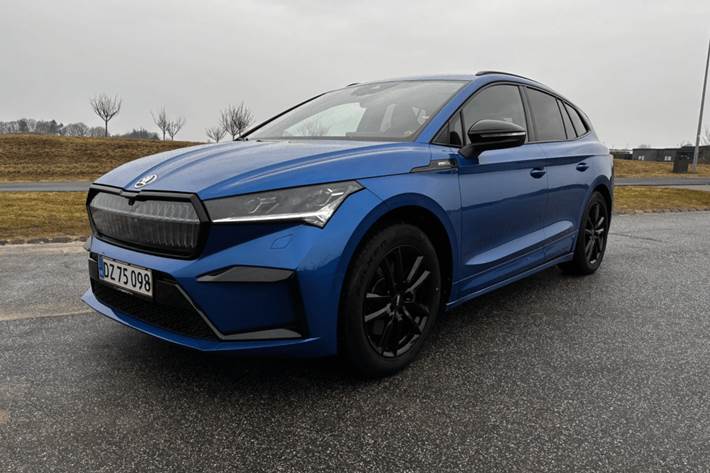 Blå Skoda Enyaq fra 2021 set udefra