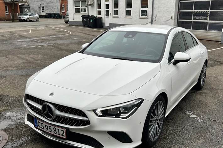 Hvid Mercedes CLA200 fra 2019 set udefra