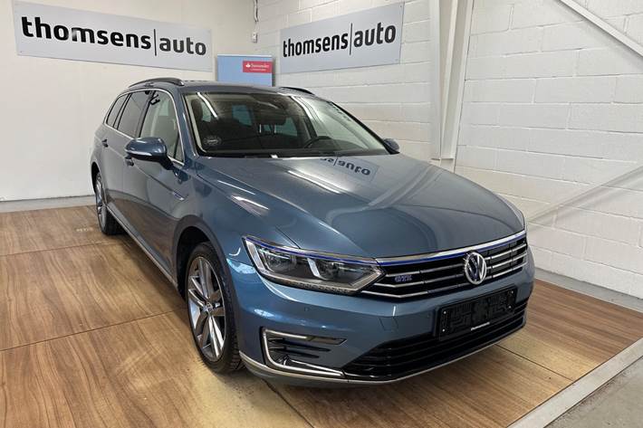 Blå VW Passat fra 2018