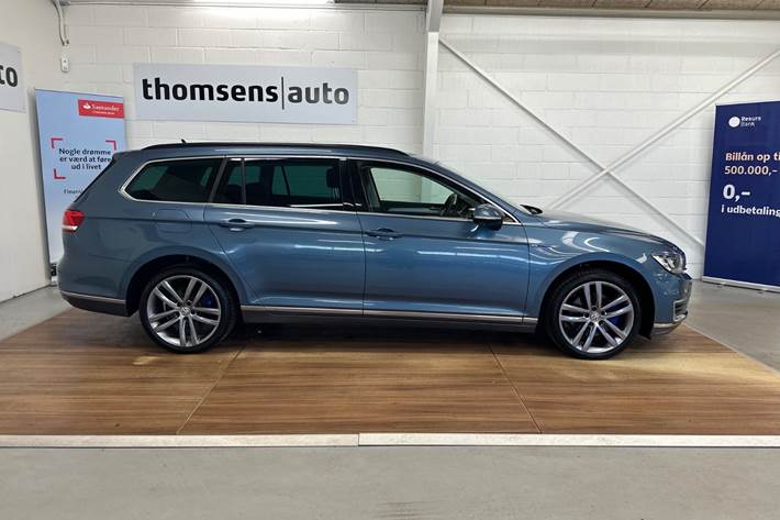 Blå VW Passat fra 2018