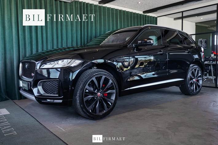 Sort Jaguar F-Pace fra 2016