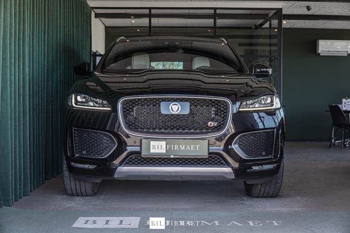 Sort Jaguar F-Pace fra 2016