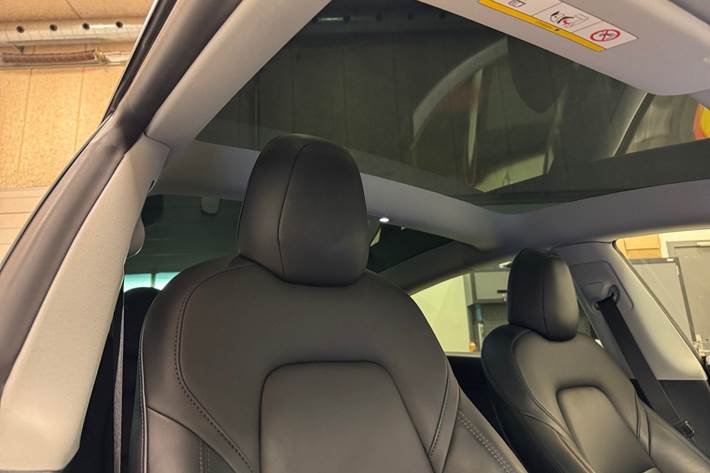 Hvid Tesla Model 3 fra 2021