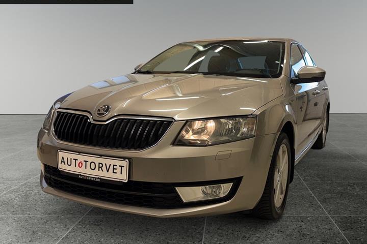 Orange Skoda Octavia fra 2014 set udefra
