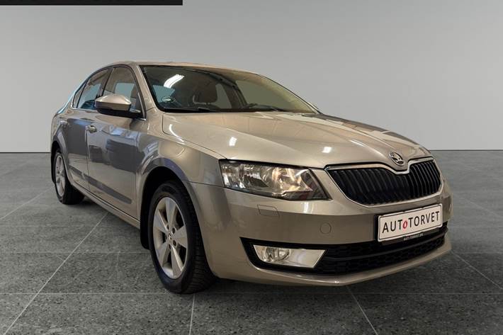 Orange Skoda Octavia fra 2014