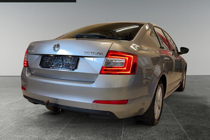 Orange Skoda Octavia fra 2014