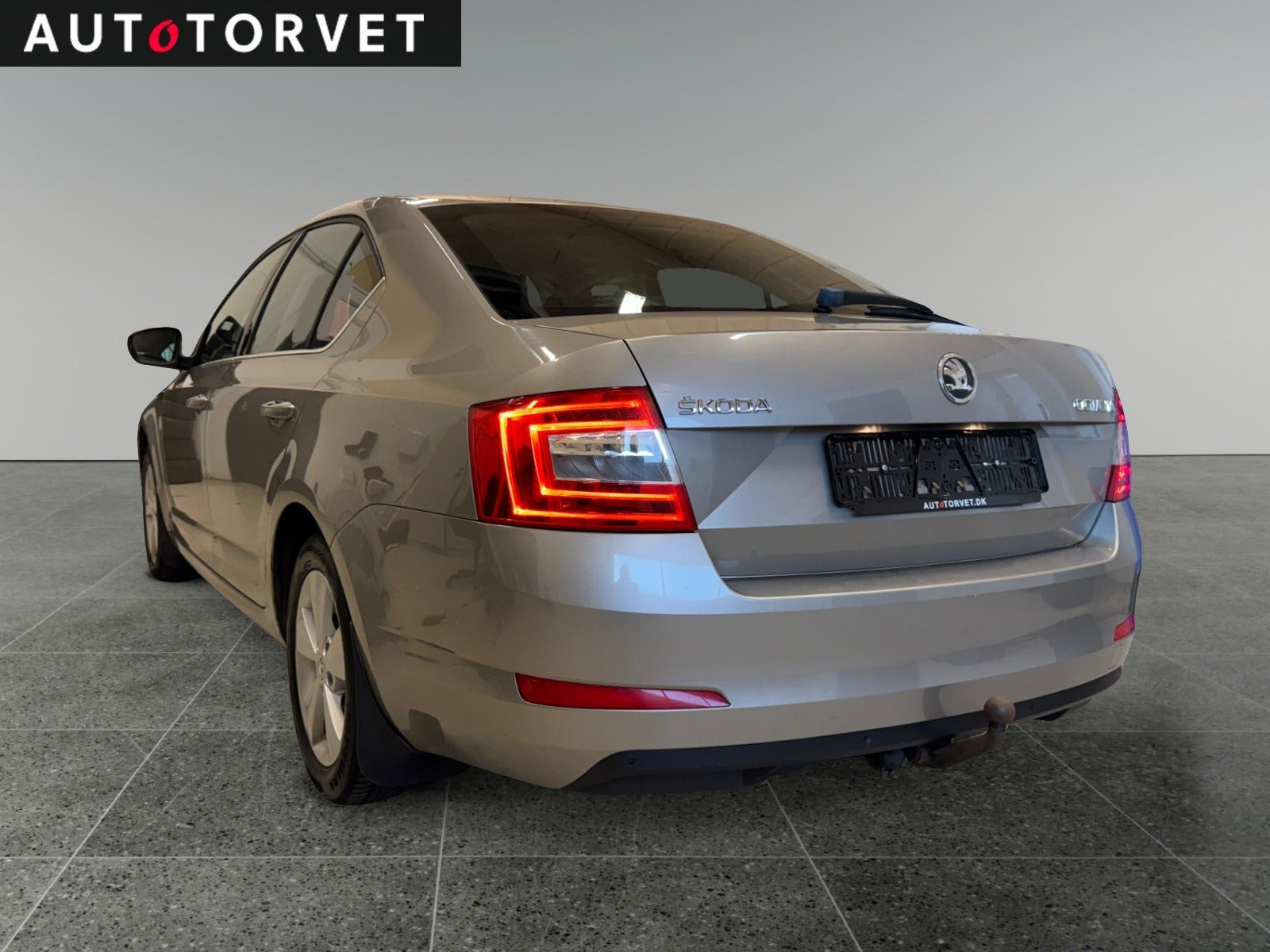Orange Skoda Octavia fra 2014