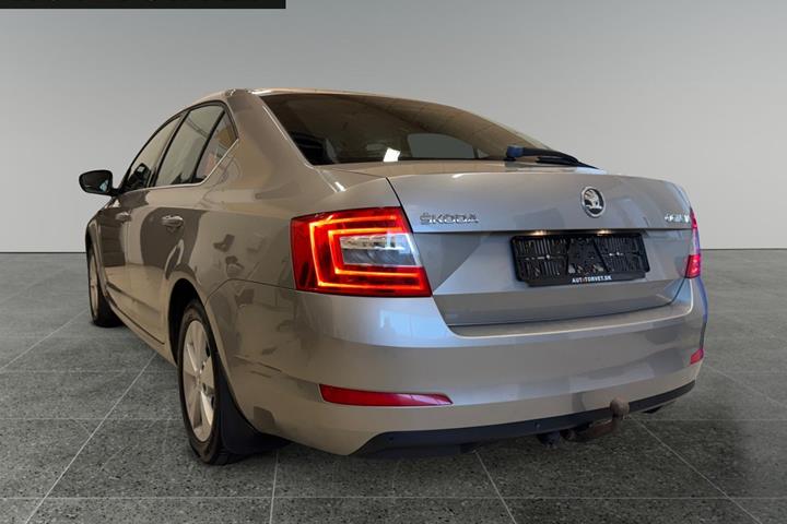 Orange Skoda Octavia fra 2014