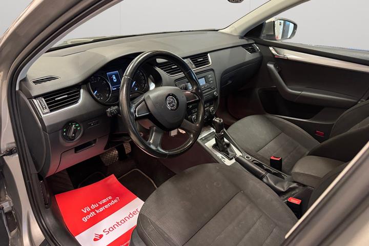 Orange Skoda Octavia fra 2014