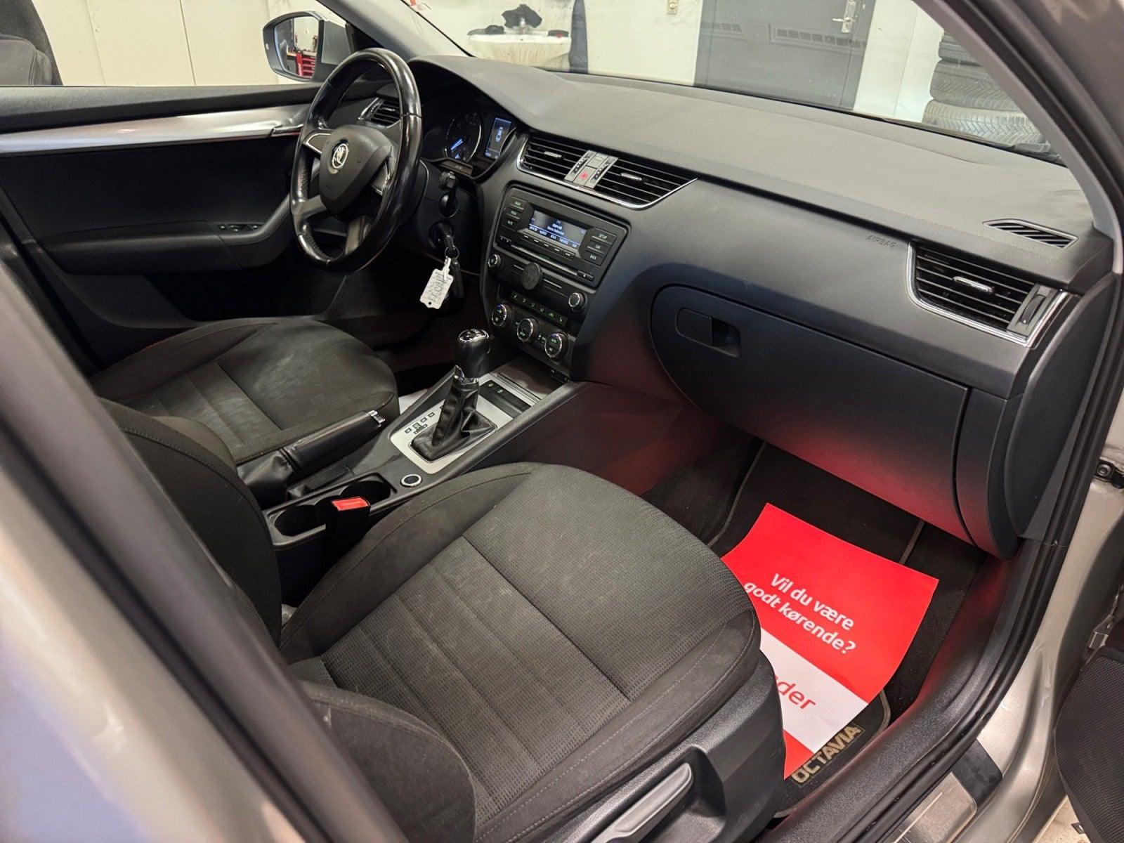 Orange Skoda Octavia fra 2014