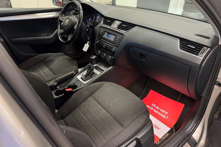 Orange Skoda Octavia fra 2014