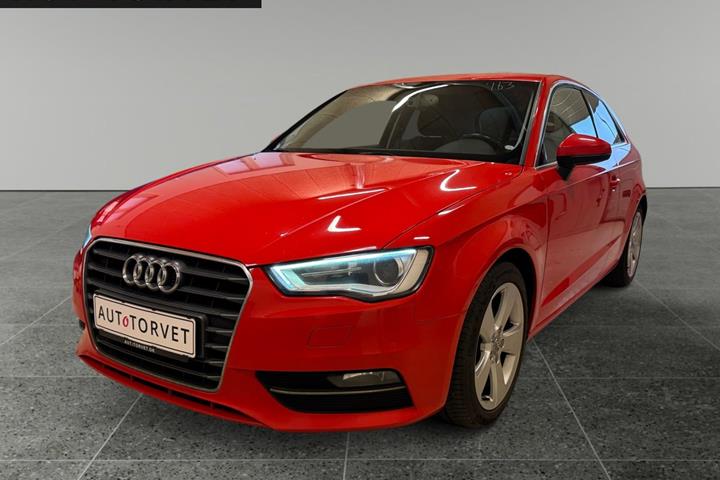 Rød Audi A3 fra 2013 set udefra