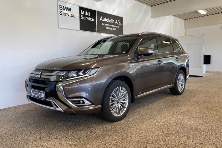 Brun Mitsubishi Outlander fra 2020