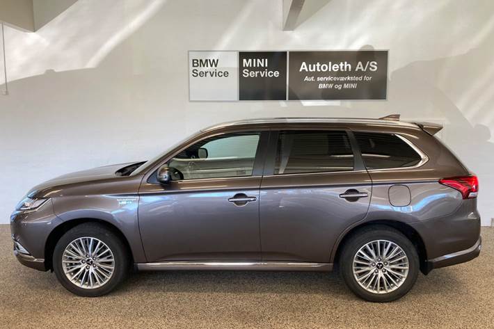 Brun Mitsubishi Outlander fra 2020