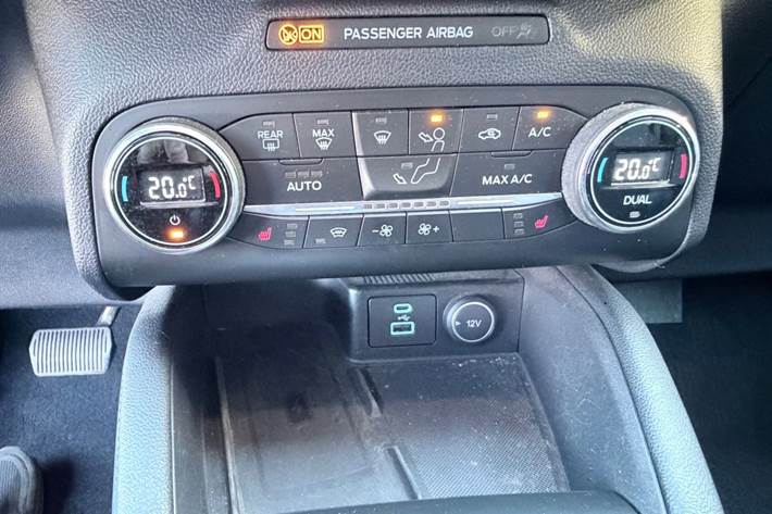 Grå Ford Kuga fra 2020