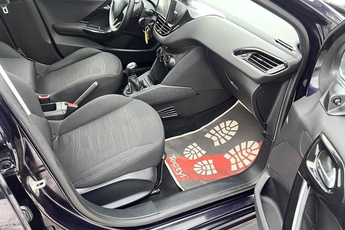 Blå Peugeot 208 fra 2014