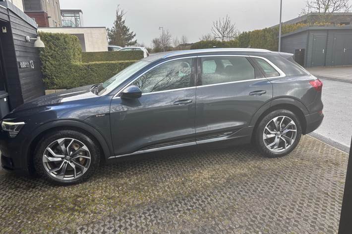 Sort Audi e-tron fra 2020