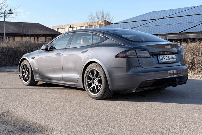Grå Tesla Model S fra 2023