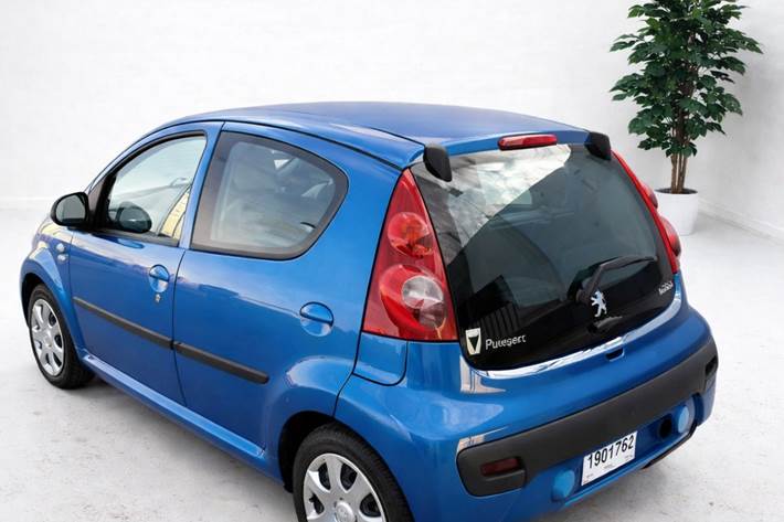 Blå Peugeot 107 fra 2009