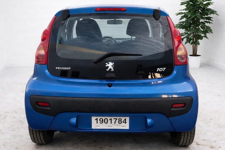 Blå Peugeot 107 fra 2009