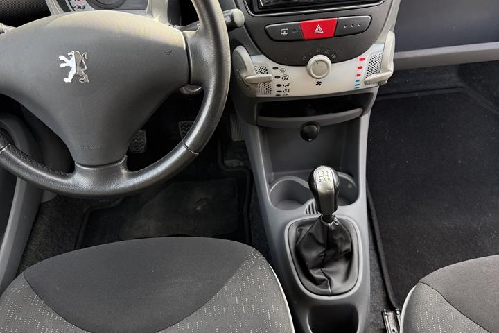 Blå Peugeot 107 fra 2009