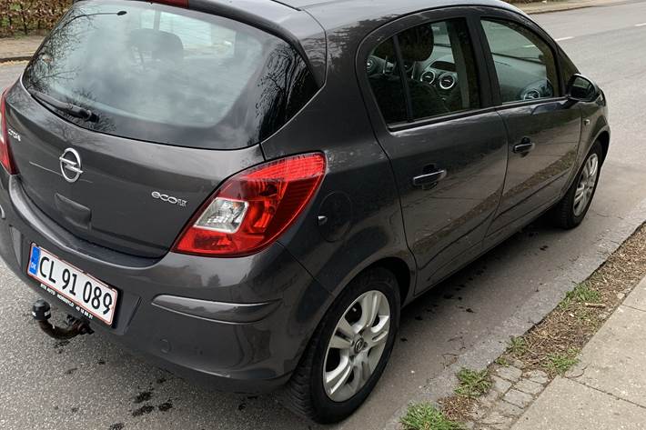 Grå Opel Corsa fra 2014