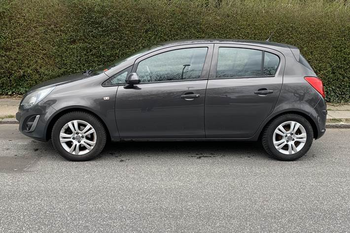 Grå Opel Corsa fra 2014