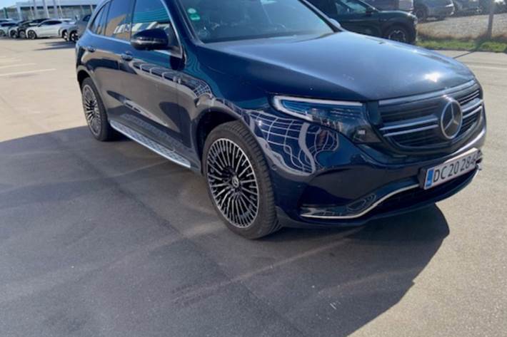 Grøn Mercedes EQC400 fra 2021