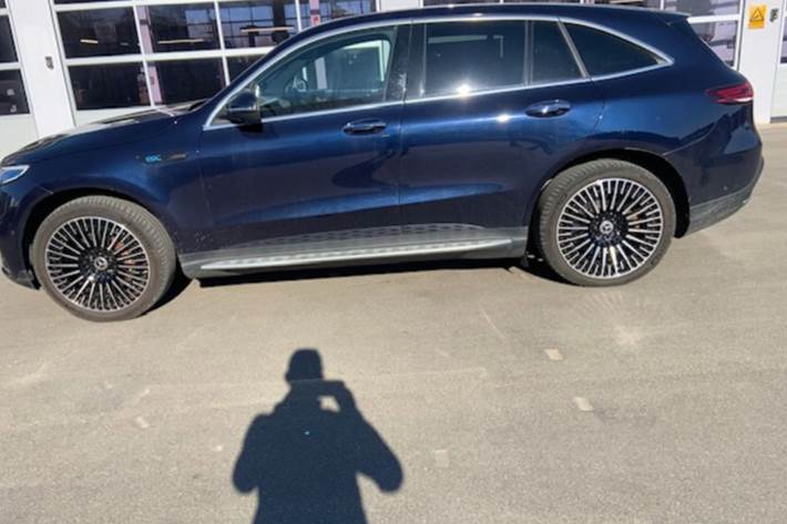 Grøn Mercedes EQC400 fra 2021