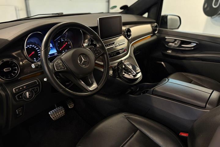 Sort Mercedes V300 d fra 2021