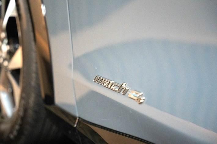 Blå Ford Mustang Mach-E fra 2023