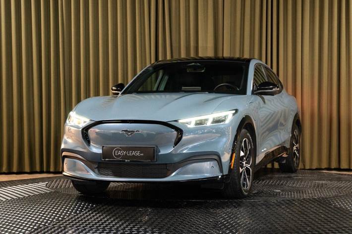 Blå Ford Mustang Mach-E fra 2023