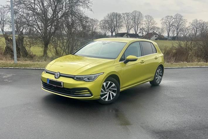 Gul VW Golf VIII fra 2021 set udefra