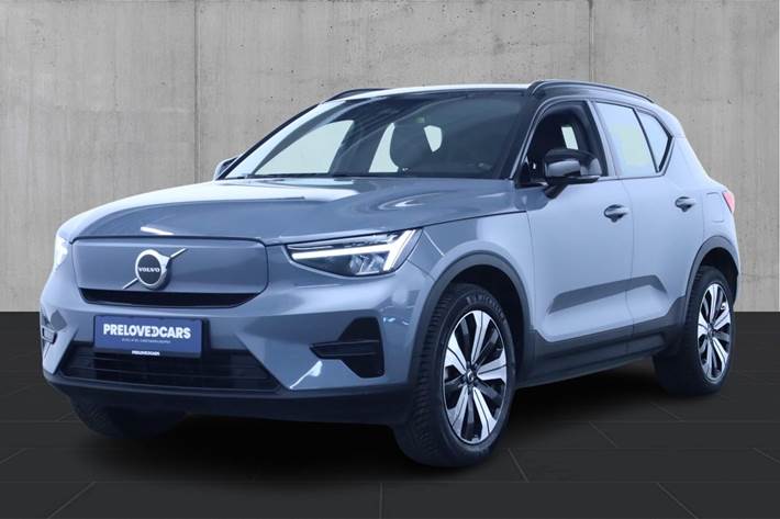 Grå Volvo XC40 fra 2022 set udefra