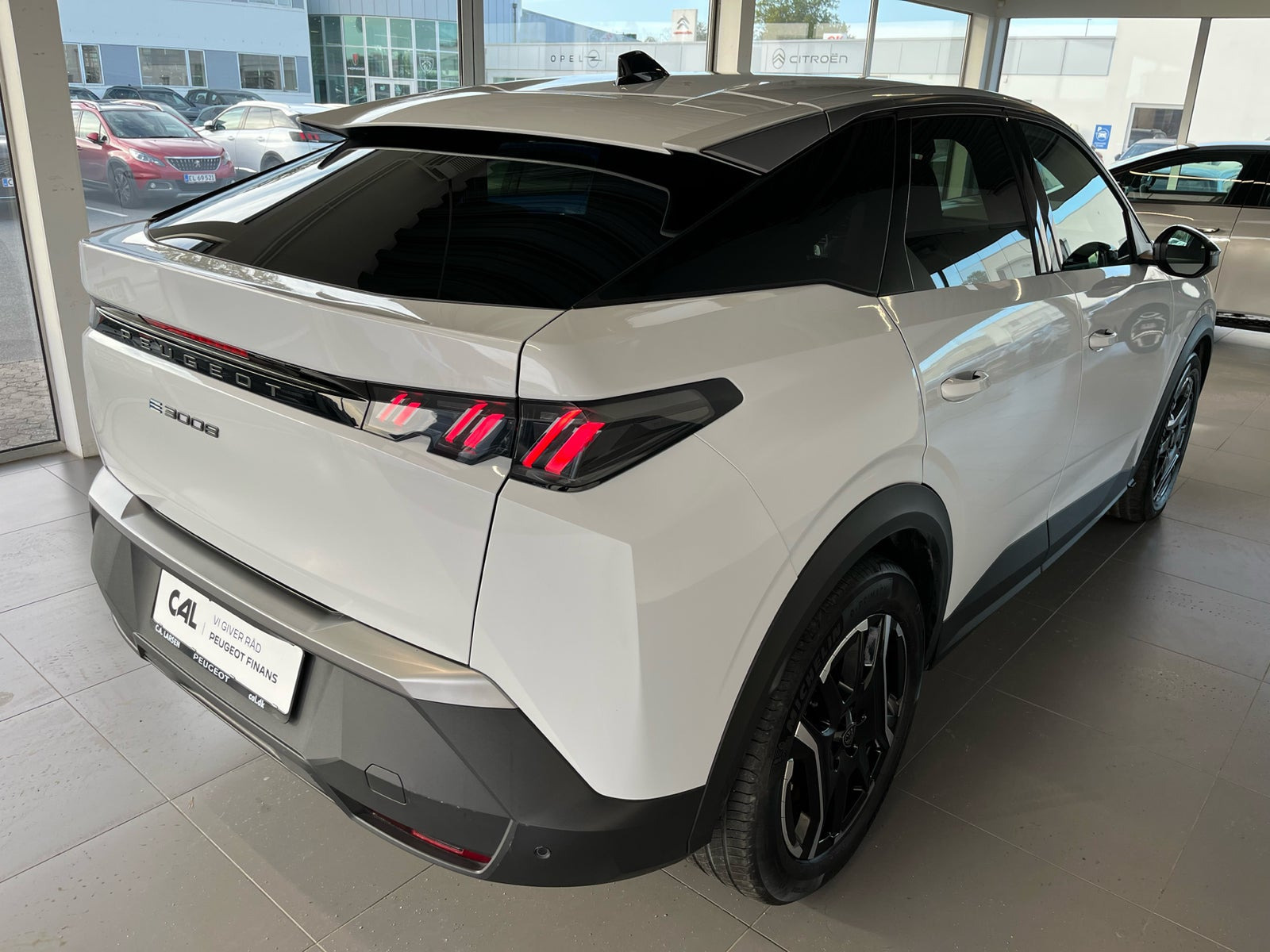 Hvid Peugeot e-3008 fra 2024