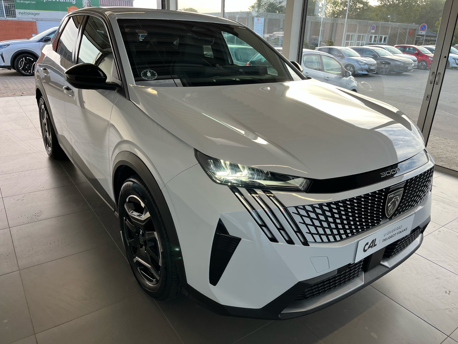 Hvid Peugeot e-3008 fra 2024