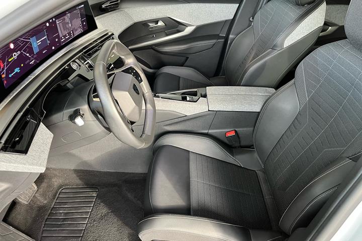 Hvid Peugeot e-3008 fra 2024