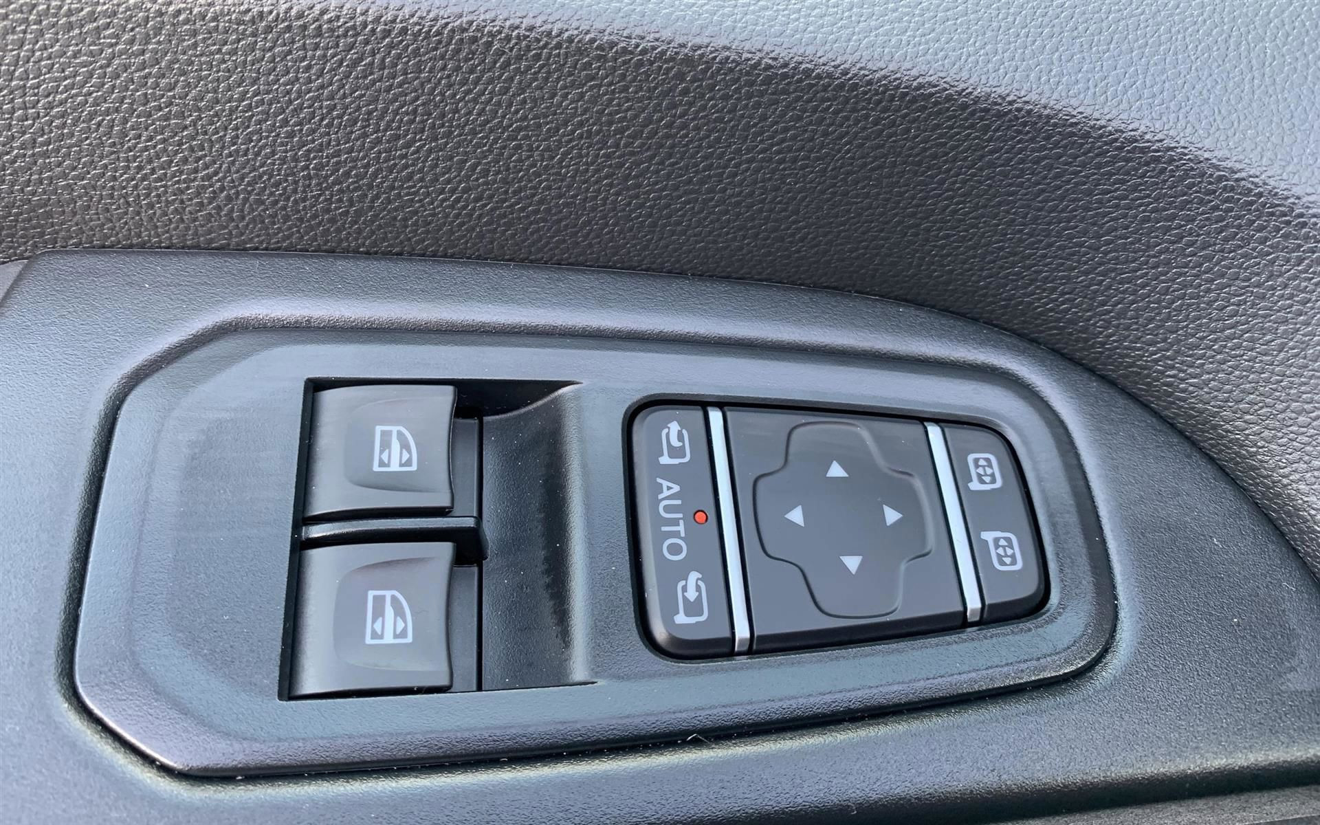 Hvid Nissan Primastar fra 2024