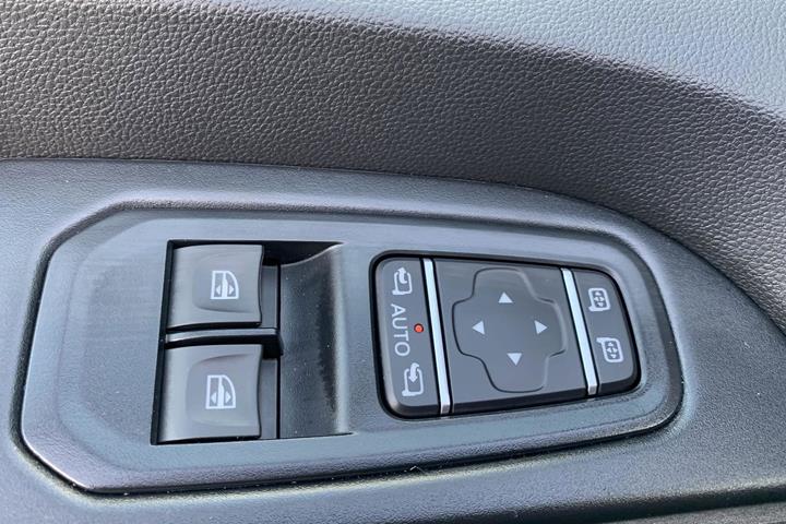 Hvid Nissan Primastar fra 2024