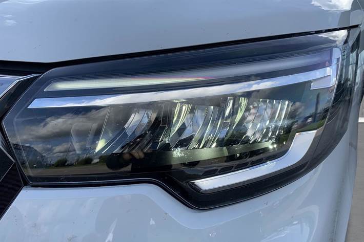 Hvid Nissan Primastar fra 2024