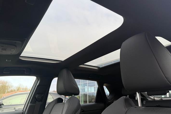 Hvid Toyota BZ4X fra 2025