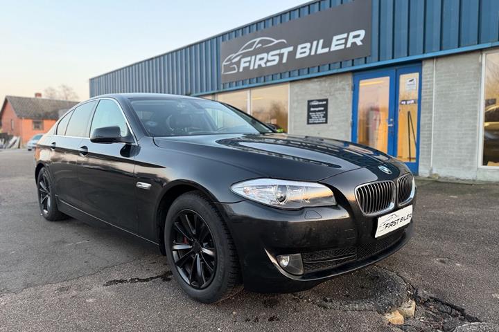 Sort BMW 520d fra 2010 set udefra