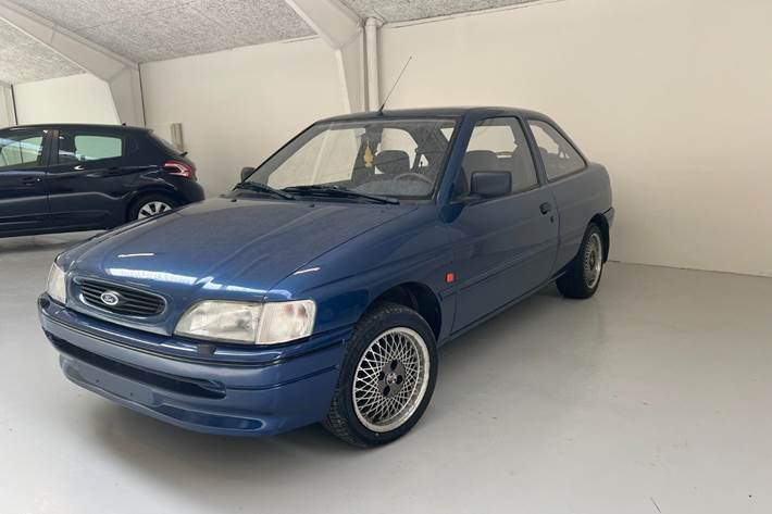 Blå Ford Escort fra 1994