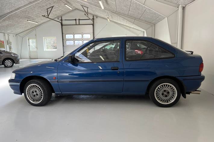 Blå Ford Escort fra 1994