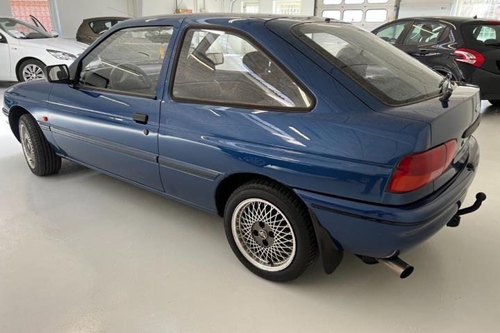 Blå Ford Escort fra 1994