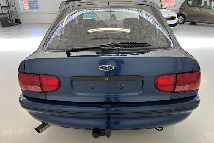 Blå Ford Escort fra 1994 set udefra