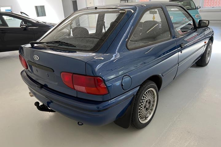 Blå Ford Escort fra 1994