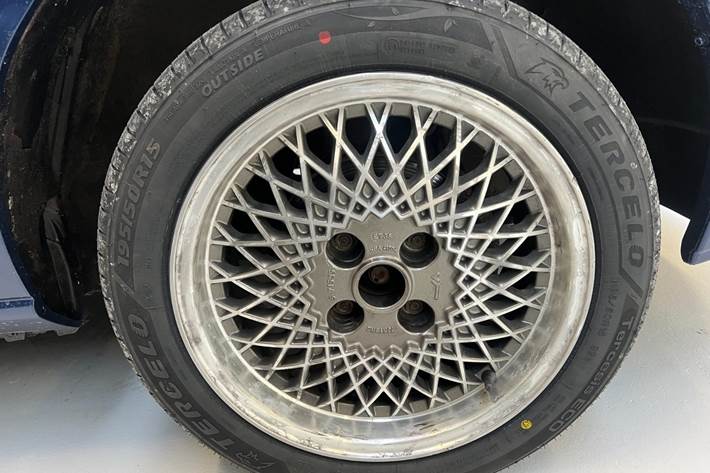 Blå Ford Escort fra 1994