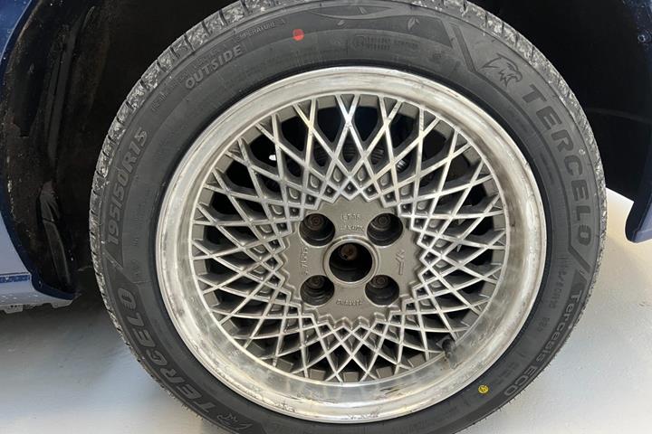 Blå Ford Escort fra 1994