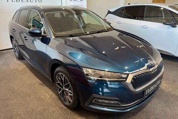 Blå Skoda Octavia fra 2021 set udefra
